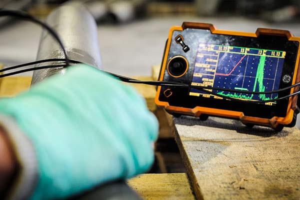 Badania ultradźwiękowe wykonujemy zgodnie z obowiązującymi normami lub zgodnie z normami wskazanymi przez Państwa. Badania ultradźwiękowe przeprowadzane są przez certyfikowany i wykwalifikowany personel naszego Laboratorium.
Do badań ultradźwiękowych stosujemy defektoskopy ultradźwiękowe firm KRAUTKRAMER, STARMANS oraz odpowiednie głowice renomowanych producentów.
Wykonujemy ultradźwiękowe pomiary grubości przy użyciu grubościomierza ultradźwiękowego DAKOTA MVX, którego główną zaletą jest możliwość pomiaru grubości przez powłoki malarskie.