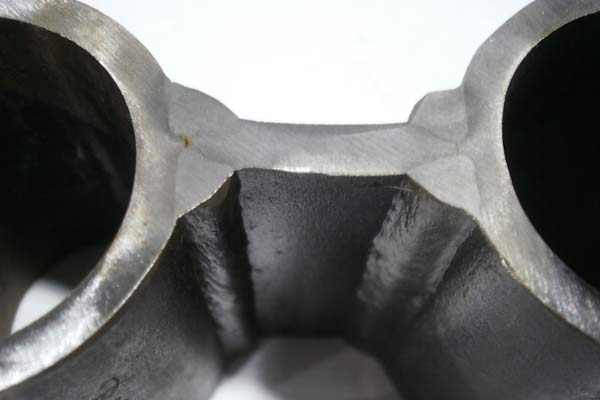 Próba udarności polega na złamaniu jednym uderzeniem spadającego młota wahadłowego próbki z naciętym karbem. Energia zużyta na złamanie próbki wyrażona w dżulach jest miarą udarności materiału. Młot Charpy’ego wykorzystywany jest przez nas m.in. do badania udarności stali, złączy spawanych, przeznaczonych do pracy zakresie nawet bardzo niskich temperatur sięgających minus 196 stopni Celsjusza.