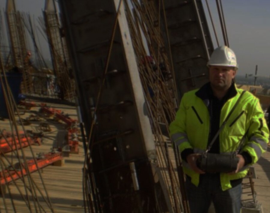 Połączenie spawane – rodzaj złącza powstającego w procesie fizycznym łączenia materiałów poprzez ich miejscowe stopienie i zestalenie. Stosowane np. do łączenia metali (głównie stali) i tworzyw sztucznych. Przy spawaniu zwykle dodaje się spoiwo spawalnicze, tj. stapiający się wraz z materiałem rodzimym materiał dodatkowy, wypełniający spoinę.