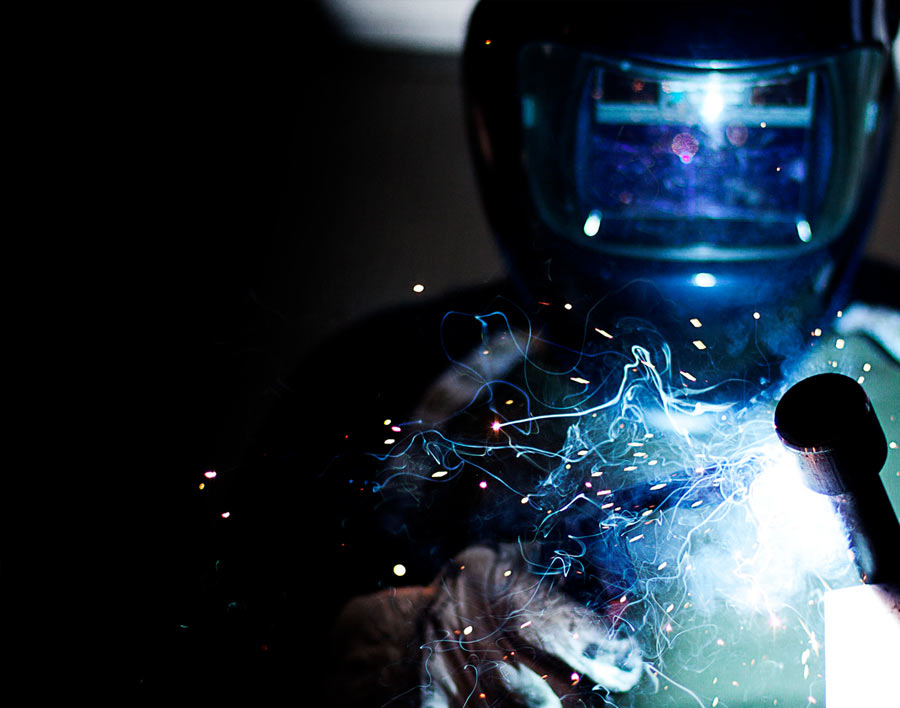 Badanie szczelności służy do wykrywania nieciągłości na wskroś materiału (tak zwanego przecieku). Badanie to możemy przeprowadzać szeregiem technik od prób podciśnieniowych po wykorzystanie środków penetrujących (nafta + kreda, penetranty). Dobrze rozpowszechnionym sposobem badania szczelności lokalnej jest technika pęcherzykowo-próżniowa polegająca na obserwowaniu tworzenia się na przeciekach pęcherzyków piany mydlanej pod przyssawką z kontrolowanym podciśnieniem. Zaletą tej techniki jest precyzja lokalizacji przecieków, przy dostępności jednej strony badanego obiektu (np. dna zbiorników magazynowych).