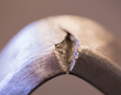 Próba udarności wykonywana na młocie Charpy`ego – energia młota 150, 300 i 450 [J]
Badanie wykonywane w zakresie temperatur od + 200 do – 90 [° C], Badanie wykonywane według norm :
PN EN ISO 148 : 2010, ASTM E 23; DIN 51233. Próba rozciągania. Badania w podwyższonej temperaturze. Wg PN EN ISO 6892-2 : 2011. Badania wykonywane w zakresie od 100 do 1000 [° C] Badanie niszczące złączy spawanych metali: Próba rozciągania próbek poprzecznych. Wg PN EN ISO 4136: 2013. Twardość wg skali: Vickersa, Brinella, Rockwella (HV, HB, HR) przy użyciu twardościomierzy stacjonarnych. (HL, HV, HB, HRC, HS, HRB) przy użyciu twardościomierzy ultradźwiękowy i przenośnych.