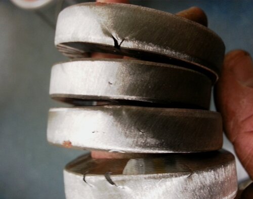 Badania makrostruktury połączeń spawanych i napawanych w celu ujawnienia linii wtopienia strefy wpływu ciepła oraz określenia liczby ściegów. Badanie mikrostruktury materiałów, połączeń spawanych, zgrzewanych itd. Z możliwością obserwacji otrzymanej struktury z powiększenie X 100; X200;X500;X1000. Wszystkie badania możemy wykonać według innych norm, przepisów lub wytycznych klientów.