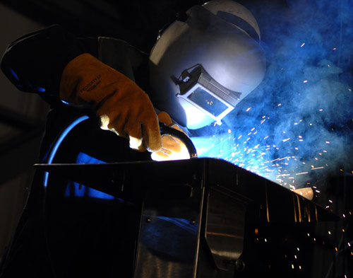 Szkolenia spawaczy z egzaminami przez UDT. Projektowanie  i nadzory zabezpieczeń antykorozyjnych. Wykonywanie prób szczelności zbiorników bezciśnieniowych metodą ultradźwiękową uznaną przez UDT nr DT-ZB-037/H/09. Naprawy i modernizacje zbiorników bezciśnieniowych i niskociśnieniowych metodą uznaną przez UDT nr: UC-01-50-P/1-08 i UC-01-50-N/1-08. Wytwarzanie rurociągów technologicznych do gazów i do cieczy metodą uznaną przez UDT nr: UC-01-50-W/1-03. Naprawy mostów i wiaduktów. Naprawy spawalnicze nietypowych konstrukcji, urządzeń z opracowaniem technologii naprawy i pełną dokumentacją powykonawczą.