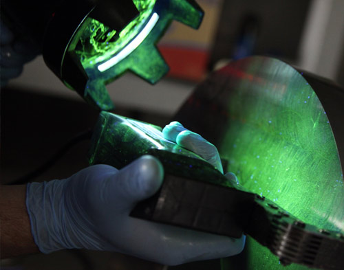 Badanie wizualne (VT) jest pierwszą i zarazem najważniejszą metodą badań nieniszczących NDT. Uznaje się ją za podstawową metodę badawczą NDT, która w swoim zakresie obejmuje 100% badanego obiektu/wyrobu. Metoda wizualna polega na sprawdzeniu nieuzbrojonym okiem lub z wykorzystaniem przyrządów optycznych (optoelektronicznych) czy na powierzchni badanego obiektu występują nieciągłości lub niedoskonałości kształtu (np: pęknięcia, podtopienia brzegowe, nadlew lica, brak przetopu, itd.), a następnie na zmierzeniu ich charakterystycznych wymiarów. Badania wizualne pośrednio wymagają specjalistycznego wyposażenia (boroskopy, fiberoskopy, wideoskopy itp.). Głównymi wymaganiami poprawnie przeprowadzonego badania wizualnego są: potwierdzone kwalifikacje i dobry wzrok badającego, dostateczne natężenie światła (500 lx) i umiejętność interpretacji wskazań.