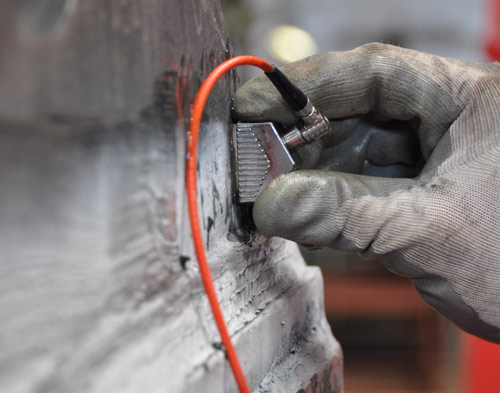 Badanie ultradźwiękowe (UT) wykorzystuje zjawiska akustyczne zachodzące w badanych obiektach. Metoda ultradźwiękowa badań nieniszczących polega na wprowadzeniu fal mechanicznych (nazywanych także ultradźwiękowymi) do materiału i następnie obserwowaniu odpowiedzi zwrotnej: czasu przejścia fali i jej amplitudy (technika echa), zmiany amplitudy fali która spenetrowała daną przestrzeń (technika przepuszczania), czasu przejścia i zmiany fazy dla fal dyfrakcyjnych powstających na krawędziach nieciągłości (technika TOFD). Metoda ultradźwiękowa (UT) pozwala na lokalizację (współrzędne x, y i z) i określenie rozmiarów nieciągłości znajdujących się wewnątrz materiału. Badanie ultradźwiękowe ma wiele zastosowań: służy do badania złączy spawanych, odlewów, odkuwek i blach na obecność rozwarstwień. Dynamiczny rozwój technik cyfrowych wraz z zapisem położenia wskazań pozwolił na wizualizację oraz zdecydowane podwyższenie wiarygodności wyników badania ultradźwiękowego (UT), co pozycjonuje je jako podstawową metodę objętościową.

