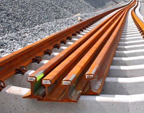 W zastosowaniach przemysłowych promieniowanie jonizujące od dawna używano do uzyskiwania obrazu radiograficznego. Badanie radiograficzne wykorzystywane jest np. w przemyśle elektronicznym z wykorzystaniem do uzyskiwania powiększeń badanych elementów (makroradiografia), w przemyśle lotniczym i maszynowym do wykrywania nieciągłości wykonawczych i eksploatacyjnych jak pęknięcia, pustki, wtrącenia obcego metalu lub niemetalu oraz wady powierzchniowe jak niedoskonałości kształtu lub wymiarów. Prześwietlane są elementy z różnorodnych metali i niemetali o grubościach praktycznie od ułamka do kilku tysięcy milimetrów. Wraz ze wzrostem grubości badanego materiału oraz jego gęstości wykorzystywane są do tego celu źródła promieniowania jonizującego o energiach liczonych od kilku eV do kilkunastu MeV, uzyskiwanych przy wykorzystaniu aparatów rentgenowskich, źródeł promieniowania gamma, betatronów lub akceleratorów liniowych. Naturalne źródła promieniowania gamma w postaci izotopów: 60Co, 137Cs, 192Ir, 170Yb, 75Se stanowią istotny element we współczesnej radiografii. Bardzo wyjątkową odmianą metody radiograficznej jest radiografia neutronowa wykorzystywana do badania np. dzieł sztuki malarskiej, roślin a nawet elementów uzbrojenia. Radiografia cyfrowa polega na umożliwieniu uzyskania cyfrowego zapisu obrazu radiograficznego w odróżnieniu od klasycznej analogowej techniki błonowej. Metody radiograficzne (RT) i ultradźwiękowe (UT) badań nieniszczących NDT są wzajemnie uzupełniającymi się sposobami badania objętości obiektów, stosowanymi często jednocześnie w celu podwyższenia wiarygodności wyniku badania.