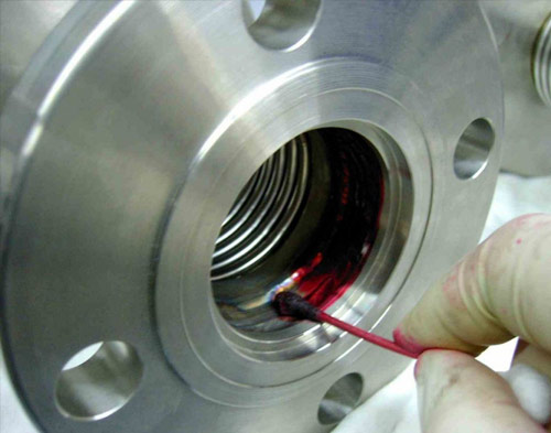 Badania magnetyczne polegają na wzbudzaniu w badanych obiektach ferromagnetycznych pola magnetycznego o dostatecznie dużym strumieniu indukcji (1 Tesla) i poszukiwaniu tzw. lokalnych, magnetycznych pól rozproszenia (tzw. wycieku pola magnetycznego), powstających nad powierzchnią obiektu w miejscu występowania nieciągłości (głównie wad liniowych typu: pęknięcia, przyklejenia, itp.). Do wizualizacji pól rozproszenia można wykorzystać proszek ferromagnetyczny, taśmę magnetyczną, sondę Halla. Metoda magnetyczna badań NDT umożliwia wykrycie nieciągłości wychodzących na powierzchnię lub podpowierzchniowych do ok. 2 mm głębokości. Charakteryzuje się dużą szybkością i natychmiastowym wynikiem. Ograniczona jest stanem powierzchni to znaczy zbyt duża chropowatość, nierówność powierzchni utrudniają lub fałszują wynik tej metody badania nieniszczącego. Badania magnetyczne możemy przeprowadzać tylko na materiałach ferromagnetycznych (stale z wyjątkiem austenitycznych), co wyklucza na przykład: tytan i stopy aluminium.