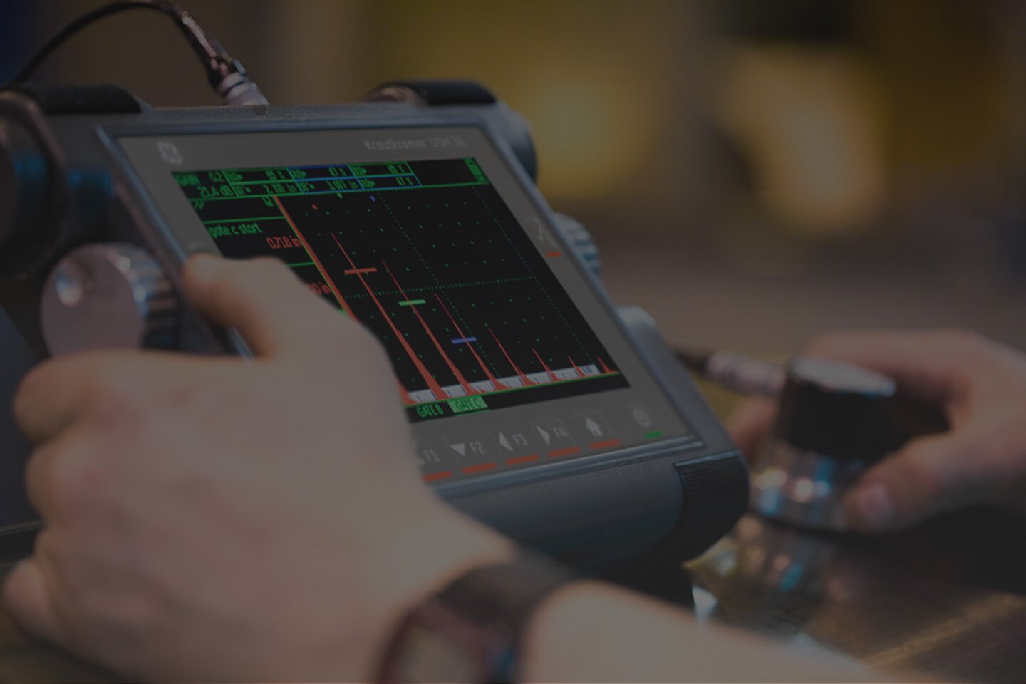 Zasada badań penetracyjnych opiera się na wykorzystaniu zjawiska włoskowatości, które polega na wnikaniu cieczy do wąskich przestrzeni i wznoszeniu się wbrew sile ciężkości. Metoda penetracyjna badań nieniszczących służy do wykrywania nieciągłości wychodzących na powierzchnię (pęknięcia i przyklejenia spawalnicze). Ograniczeniem jej zastosowania jest porowatość powierzchni badanej. Na przygotowaną powierzchnię (suchą, oczyszczona i odtłuszczoną) nanosi się penetrant - drobnocząsteczkowa zawiesinę o kolorze czerwonym lub niebieskim. Zawiesina ta wnika w szczeliny i po zadanym czasie penetracji jest usuwana wyłącznie z powierzchni. Następnie powierzchnię pokrywa się wywoływaczem - wielkocząsteczkową białą zawiesiną. Po czasie wywoływania (5-60min.) penetrant dyfunduje ze szczelin i zabarwia lokalnie wywoływacz wskazując jednocześnie miejsca wystąpienia nieciągłości. W celu podwyższenia czułości wykrywania stosuje się techniki badania penetracyjnego w świetle ultrafioletowym – UV (przemysł lotniczy, energetyka jądrowa).