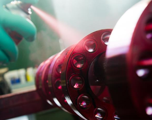 Metoda magnetyczna należy do metod „badań powierzchniowych” nieniszczących [28, 29]. Umożliwia wykrywanie najbardziej niebezpiecznych nieciągłości, tzn. powierzchniowych nieciągłości płaskich i wąskoszczelinowych, a także stosunkowo dużych, położonych blisko powierzchni, nieciągłości podpowierzchniowych. Nie należy jednak przeceniać możliwości wykrywania podpowierzchniowych nieciągłości obiektów. Badania obiektów metodą magnetyczną polegają na:magnesowaniu obiektów, wykonanych z materiałów ferromagnetycznych, wykrywaniu strumienia (pola) magnetycznego rozproszenia, pojawiającego się w miejscach występowania powierzchniowych i podpowierzchniowych nieciągłości materiałowych namagnesowanych obiektów; wartość/amplituda strumienia rozproszenia zawiera informację o wielkości nieciągłości, dotychczas najczęściej poprzestaje się zwykle jedynie na stwierdzeniu obecności strumienia rozproszenia.
