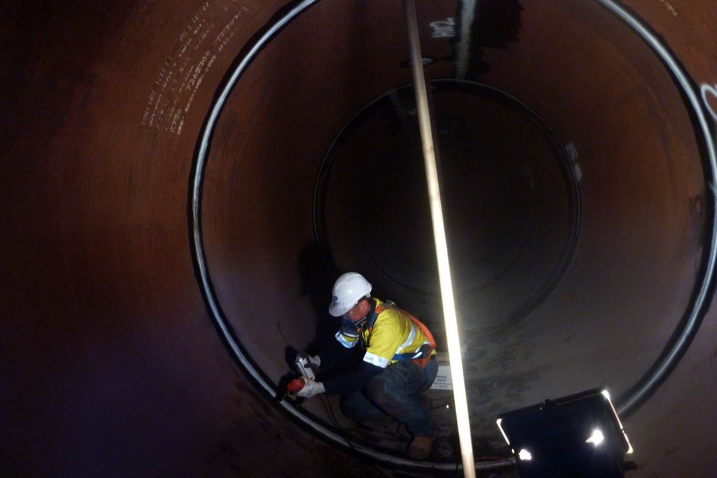 Stosowana przez nas metoda badania szczelności zbiorników – uznana przez Centralne Laboratorium Dozoru Technicznego - to ‘”metoda gazowa ciśnieniowa z pośrednim pomiarem szczelności zbiornika, poprzez badanie spadku ciśnienia”. Jest to bardzo precyzyjna metoda, w której z bardzo dużą dokładności mierzy i rejestruje się ciśnienie i temperaturę wewnątrz zbiornika. Pomiar trwa cztery godziny. W czasie pomiaru temperatura wewnątrz zbiornika, mierzona w trzech punktach nie może się zmienić o więcej niż 0,3 stopnia C, a ciśnienie nie może w tym czasie spaść o więcej niż 0,5 kPa. Wszystkie pomiary są z założoną częstotliwością rejestrowane w pamięci urządzenia pomiarowego i opracowywane następnie komputerowo. Metoda wymaga, aby zbiornik przed pomiarem był opróżniony i wyczyszczony. Jest to metoda optymalna w przypadku, gdy zbiornik i tak musi być wyczyszczony (litrażowanie, rewizja wewnętrzna). Opisana metoda badania szczelności ma tę dodatkową zaletę, że prowadzona jest przy ciśnieniu wyższym od ciśnienia eksploatacyjnego. Stwierdzenie szczelności w takich warunkach daje większą pewność, że zbiornik będzie zachowywał się bezawaryjnie przy normalnych warunkach eksploatacyjnych.