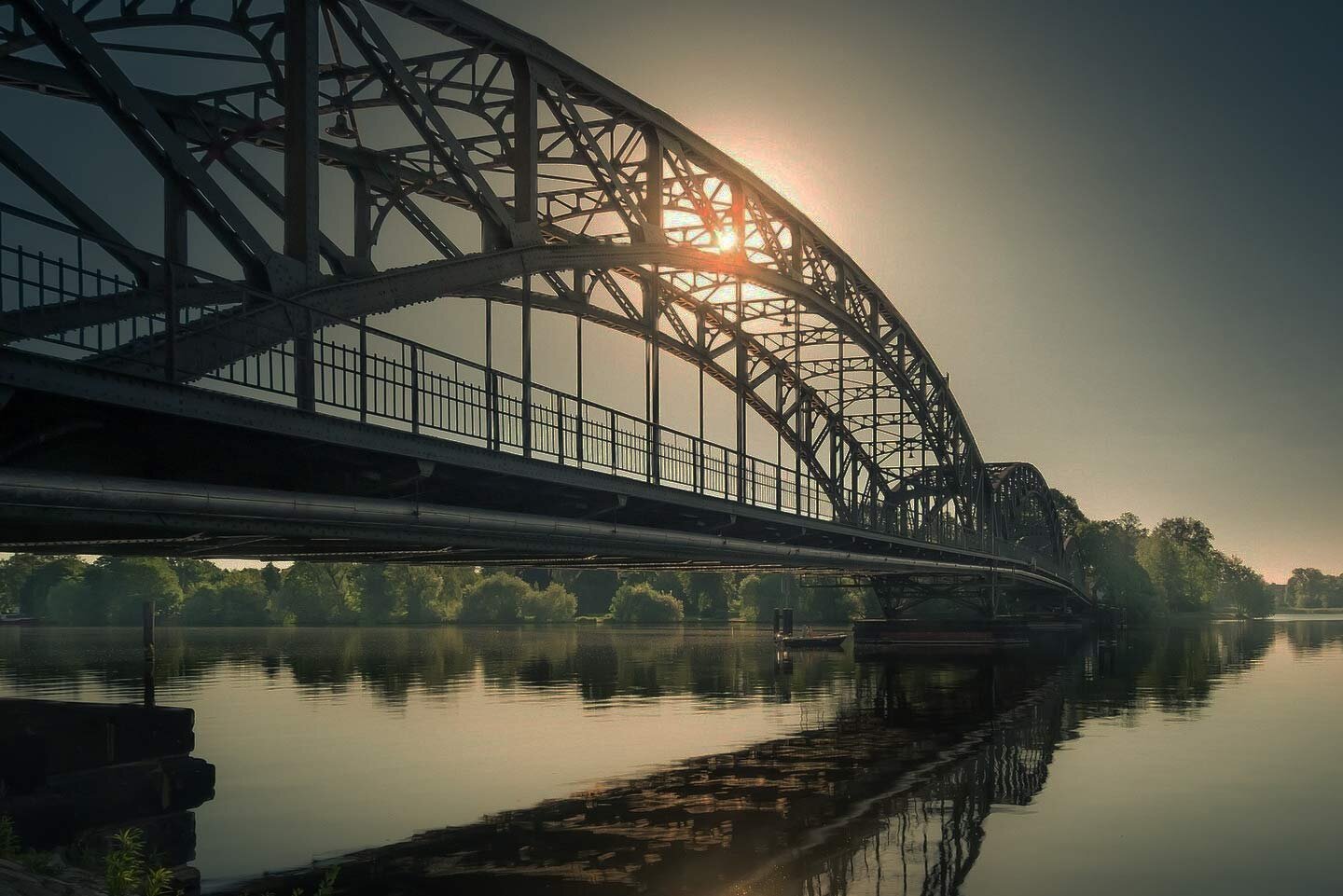 Badanie penetracyjne wykorzystuje zjawisko wnikania cieczy w otwarte szczeliny powierzchniowe. Metoda ta służy do wykrywania w połączeniach spawanych nieciągłości powierzchniowych, takich jak: pęknięcia, zakucia, pory, zawalcowania, korozję powierzchniową, rozwarstwienia. W obrębie metody DT przeprowadzane są badania mechaniczne (np. próby rozciągania,zaginania) i metalograficzne (makroskopowe i mikroskopowe).