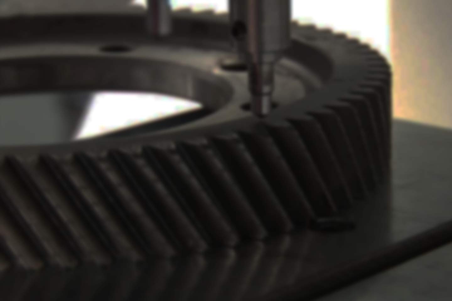 Badania mikroskopowe przeprowadza się na odpowiednio przygotowanych, wypolerowanych i wytrawionych zgładach przy użyciu mikroskopu optycznego. Badania pod większymi powiększeniami dają możliwość rozpoznania budowy krystalicznej nie tylko samej spoiny ale jej pozostałych stref, które zmieniają swą budowę w skutek działań temperatury. Obserwacje mikroskopowe złącz spawanych mają na celu określenie rodzaju struktury spoiny, strefy wpływu ciepła i materiału rodzimego oraz wad występujących w złączu spawanym.