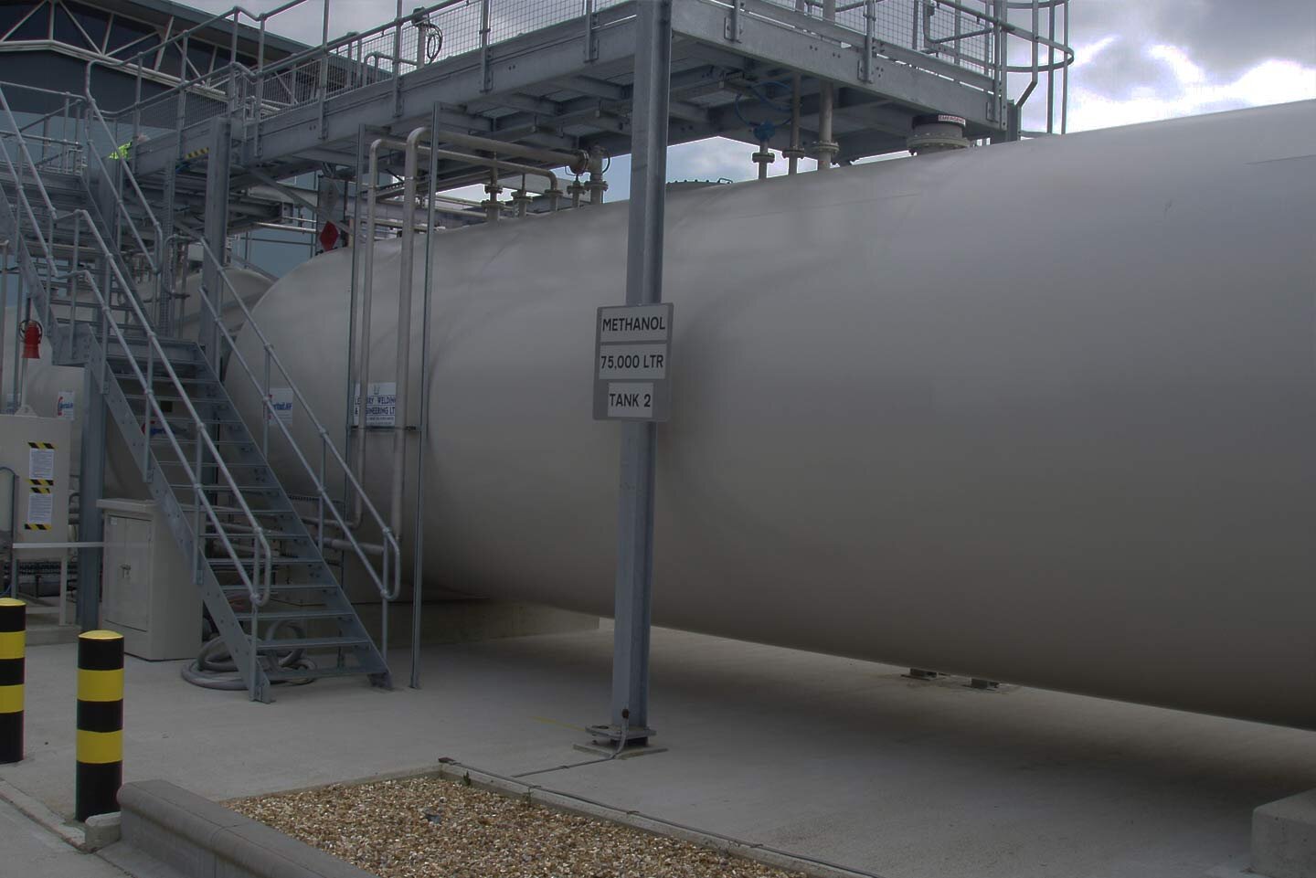 Laboratorium Diagtest Białystok specjalizuje się w wykonywaniu ciśnieniowych prób szczelności zbiorników o dużych pojemnościach oraz rurociągów. Dysponujemy profesjonalnym sprzętem najwyższej jakości, wykorzystując do projektów zestawy pomp wysokociśnieniowych wraz z armaturą towarzyszącą, zaworami wysokiego ciśnienia, przepływomierzami oraz przetwornikami ciśnienia i temperatury. Posiadamy najnowocześniejsze systemy monitorowania parametrów technicznych wraz z ich rejestracją i analizą. Wszystkie przeprowadzone przez nas próby szczelności zostały zrealizowane pod nadzorem przedstawicieli Urzędu Dozoru Technicznego.